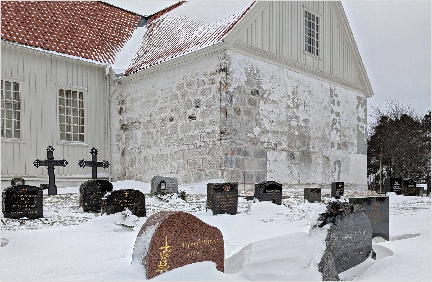 Bildetekst: Den kvadermurte, skadde østdelen av Tromøy kirke i februar 2026